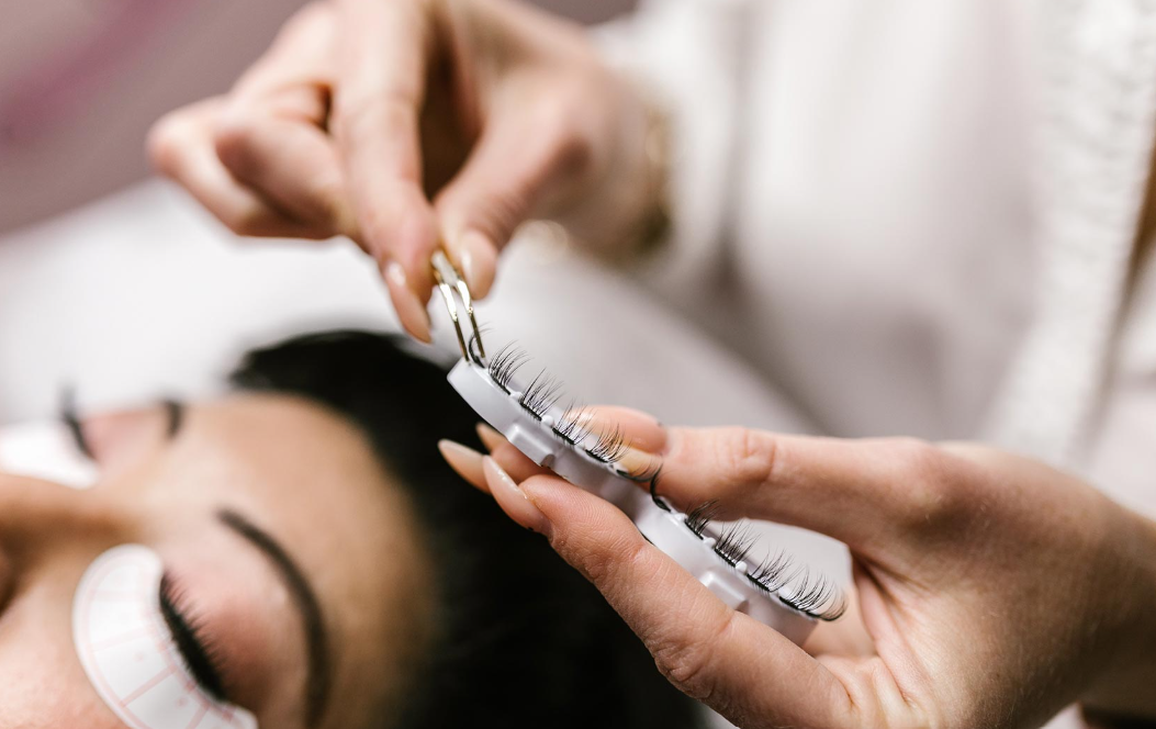 Don't Ignore These Signs: When to Remove Your False Lashes