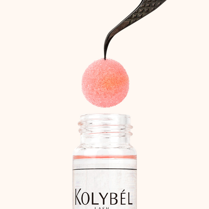 KOLYBEL tweezers cleaner removes lash adhesive buildup quickly. With a built-in sponge ball, it cleans and protects your tweezers for long-lasting use.
